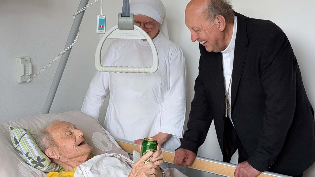 image:Image Biskup přinesl mužům pivo a ženám květiny.