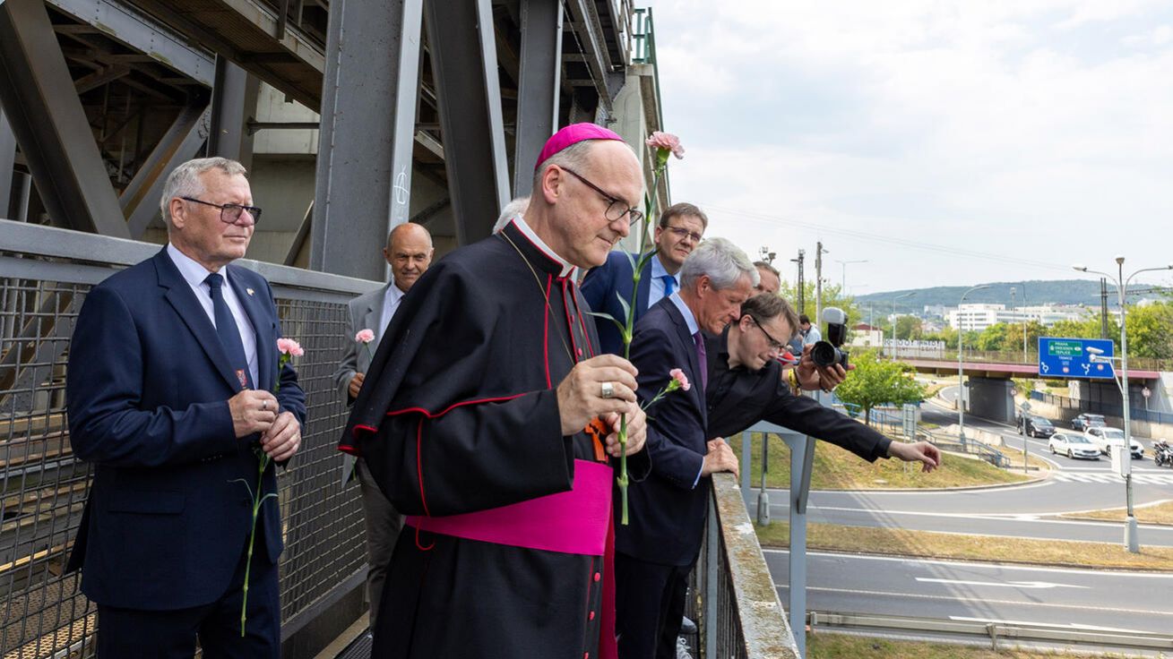 image:Image Arcibiskup Stanislav Přibyl s účastníky pietního setkání na železničním mostě vhodil do proudu Labe květinu na památku obětí Ústeckého masakru topených rozvášněným davem v řece.
