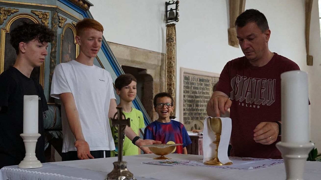 image:Image Účastníci během akce Mladí slouží církvi pro ministranty a ministrantky se zdokonalovali ve službě při liturgii a konkrétní úkony si nanečisto vyzkoušeli.
