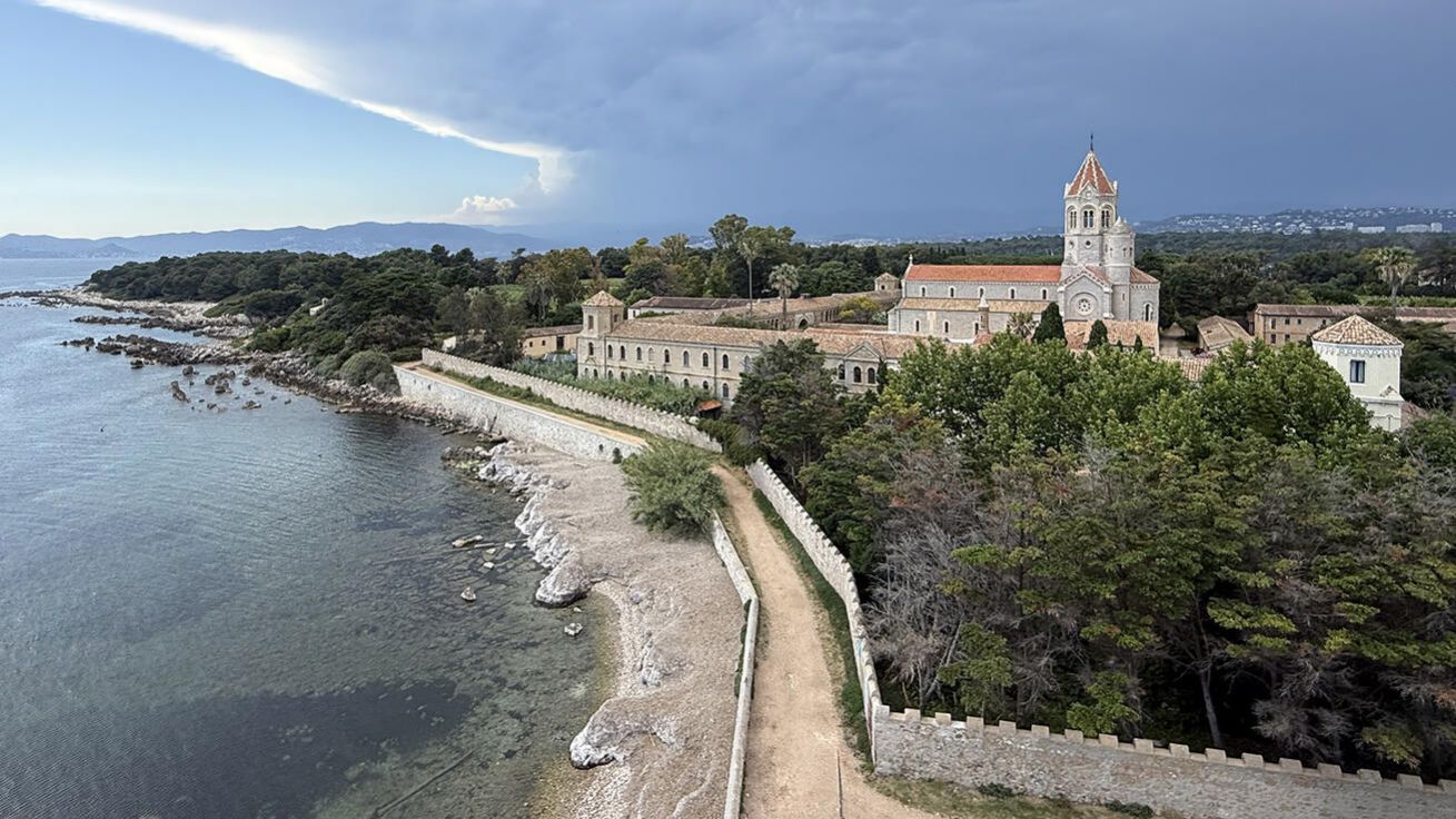 image:Image Pohled na Lérinské opatství (Abbaye de Lérins) z terasy jeho opevnění.