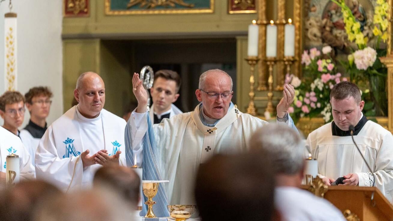 image:Image Arcibiskup Nuzík při mši svaté v Uherském Hradišti.