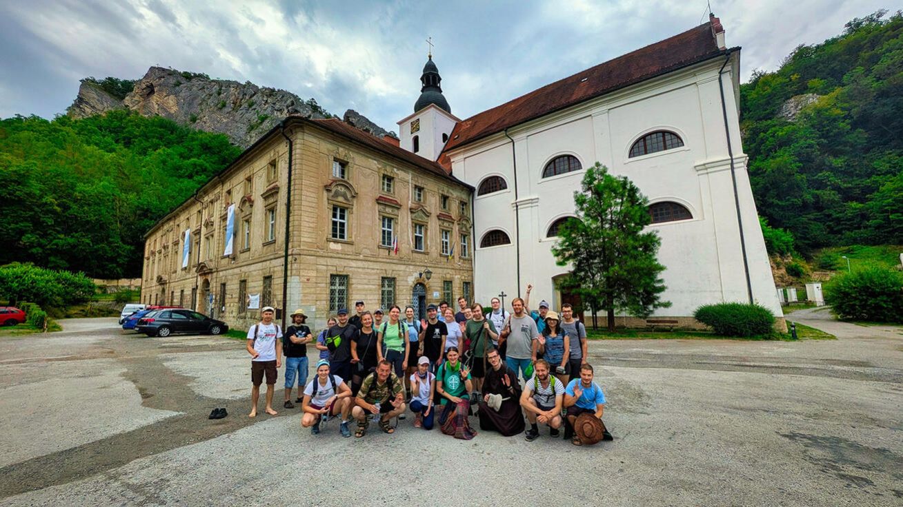 image:Image Po nejdelší a nejnáročnější etapě si poutníci odpočinuli v malebném Svatém Janu pod Skalou, kde se hned při příchodu osvěžili studenou vodou z místního pramene.