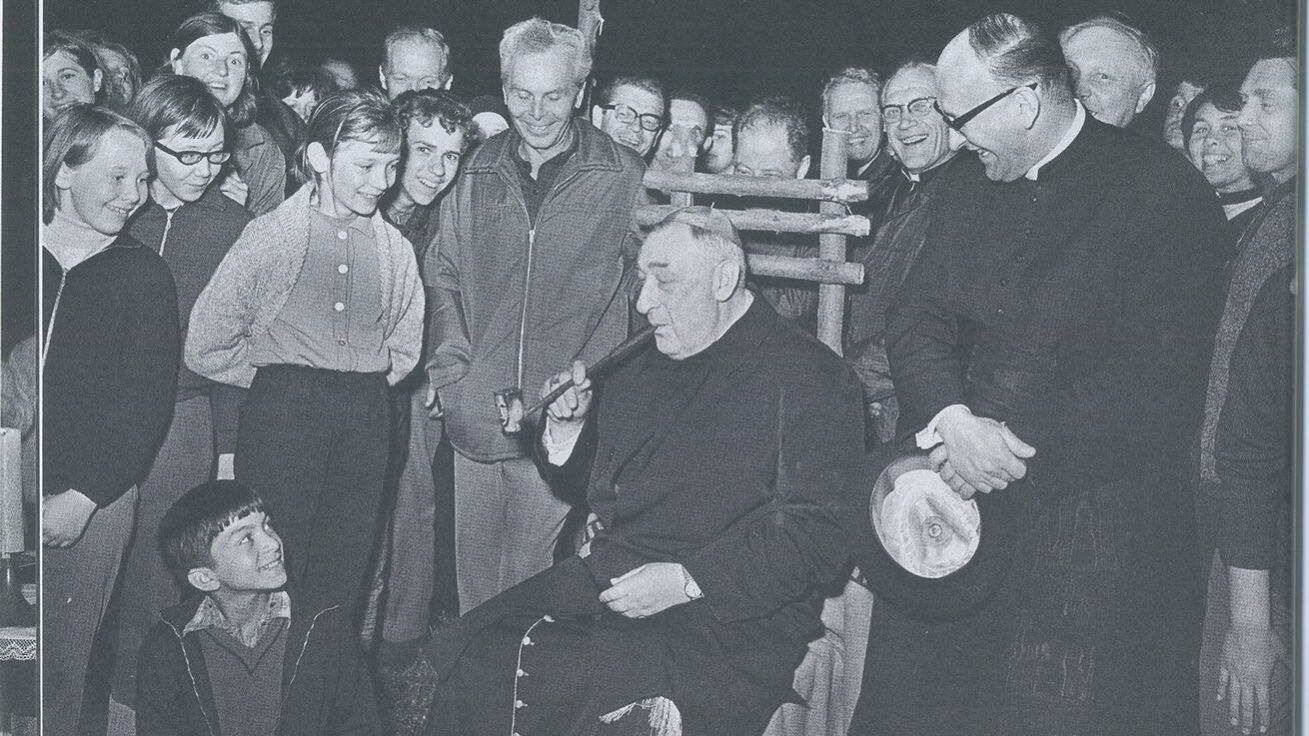 image:Image Kardinálova dýmka míru u táboráku v Jablonném v Podještědí.