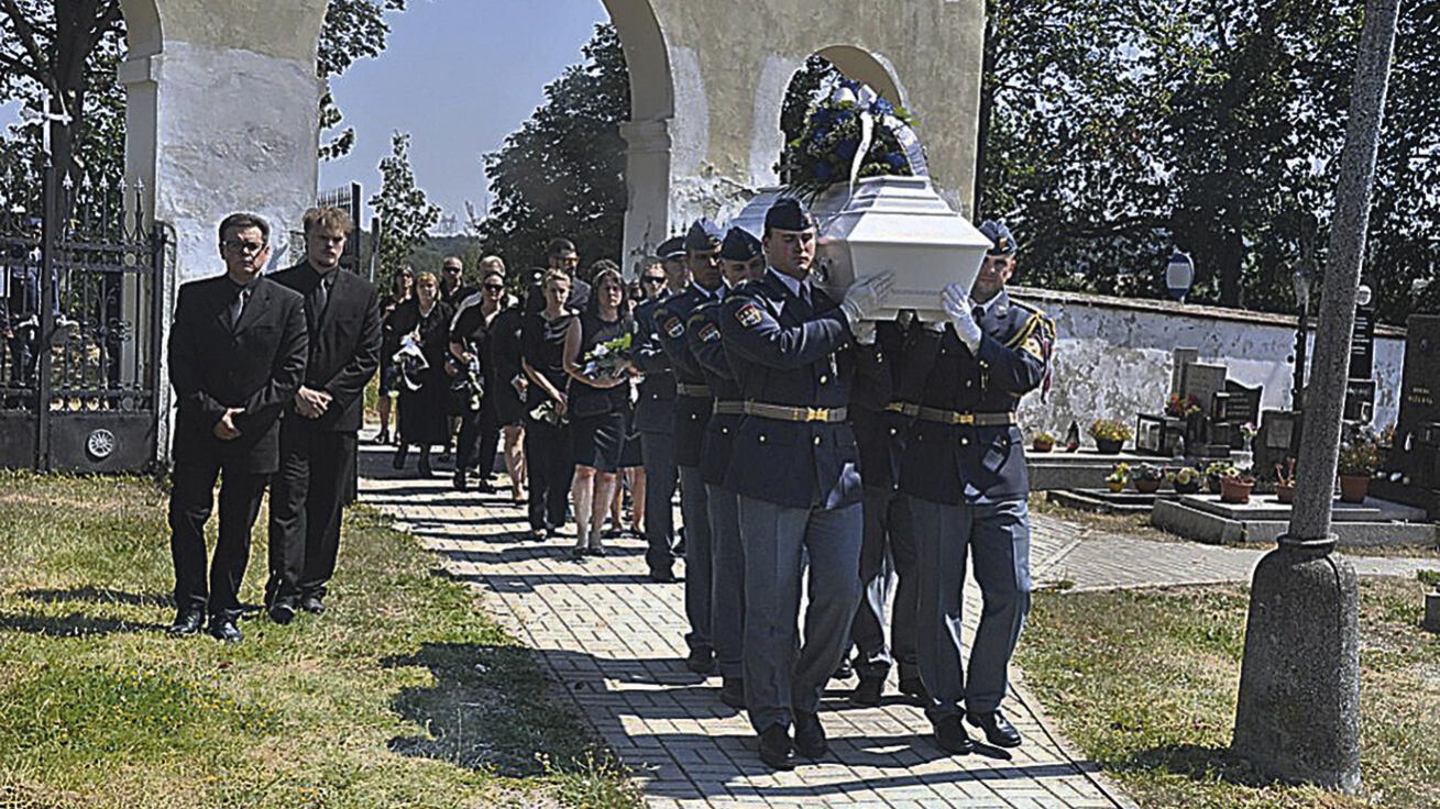 image:Image Pohřbu Kateřiny Steinocherové se zúčastnily stovky lidí.