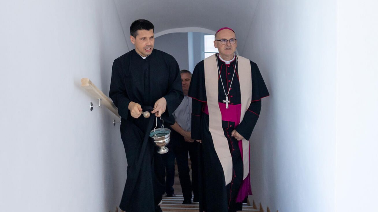 image:Image Faru v Třebenicích požehnali společně arcibiskup Stanislav Přibyl a místní kněz Lukáš Hrabánek.