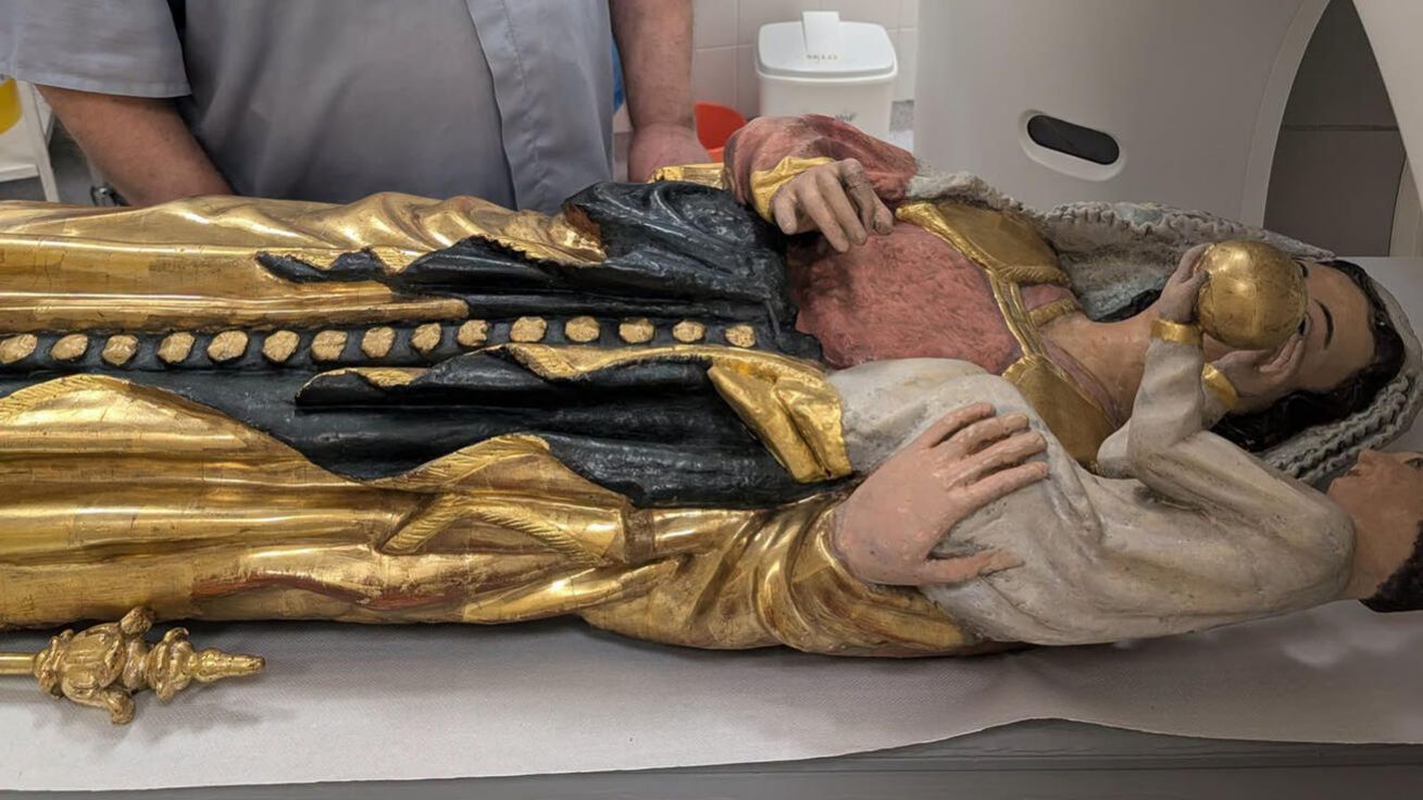 image:Image Vyšetření na počítačovém tomografu (CT) v brněnské Fakultní nemocnici u sv. Anny podstoupila dřevěná Žarošická madona. Cílem bylo zjistit, v jakém je gotická socha stavu. Ověřilo se, že je z jednoho kusu dřeva. Trvale je vystavena v poutním kostele sv. Anny v Žarošicích na Hodonínsku. Patří k nejvýznamnějším církevním dílům na jižní Moravě. Na snímku je P. Marian Rudolf Kosík, bývalý žarošický farář a dlouholetý opat premonstrátského kláštera v Nové Říši.