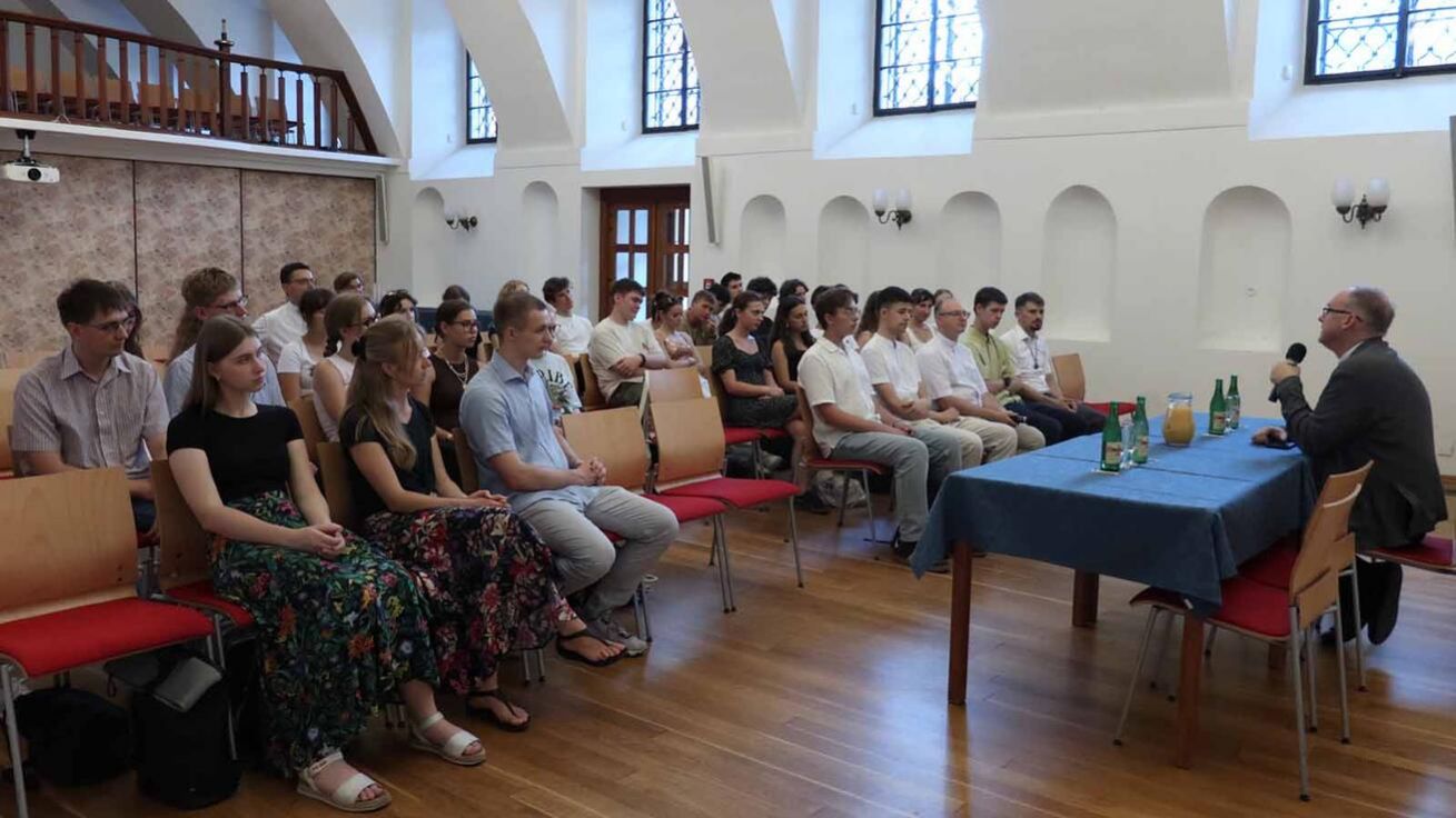image:Image Arcibiskup s mladými Poláky v sále kardinála Berana.