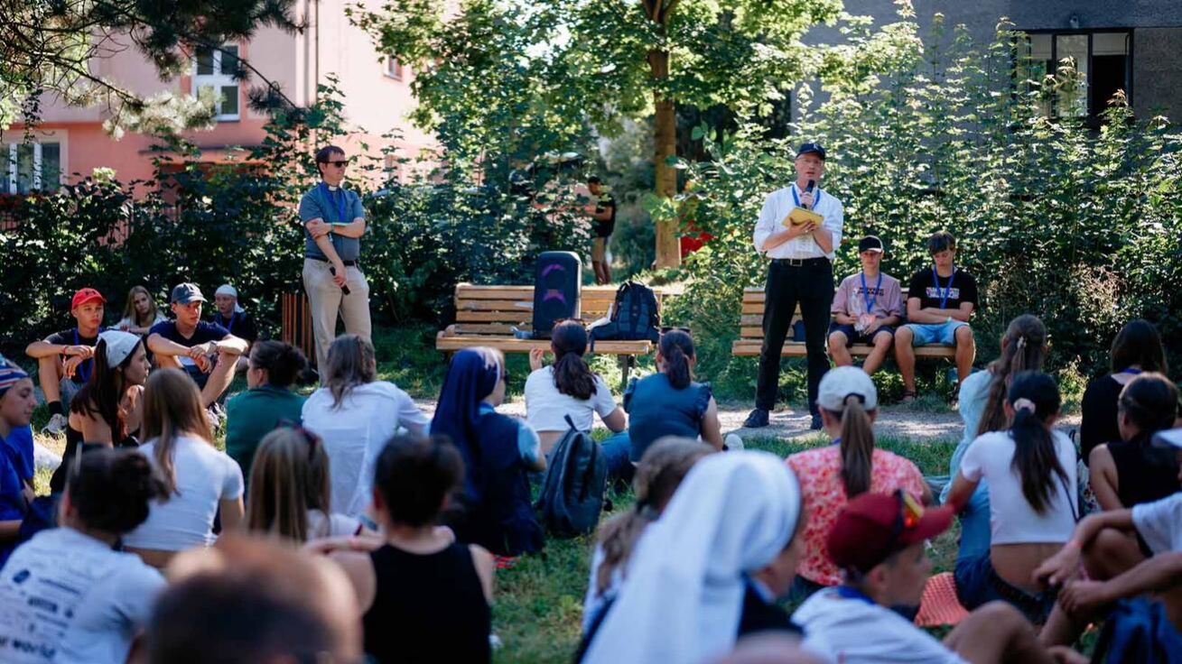 image:Image Zhruba pět stovek mladých lidí z brněnské diecéze prožilo také svou pouť. Zamířili do salesiánského kostela sv. Josefa v Moravské Ostravě, kde vyslechli povídání biskupa Pavla Konzbula o evangelizaci.