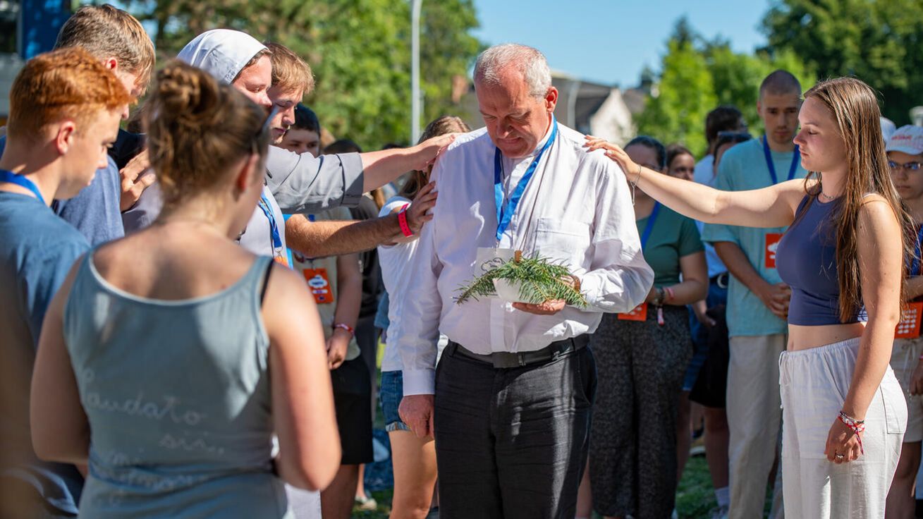 image:Image Po scénce a katechezi o těžkostech církve se mladí lidé modlili za kněze a biskupy a oni za ně.