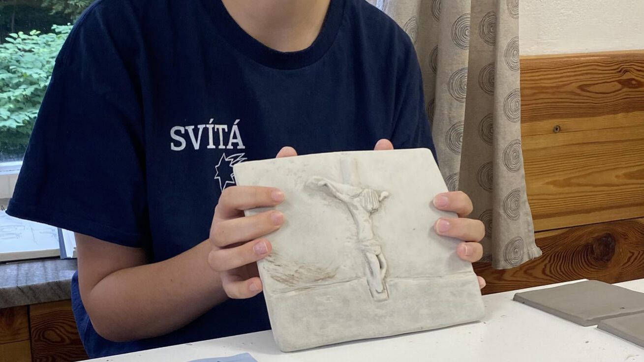 image:Image Zastavení křížové cesty v keramickém reliéfu.