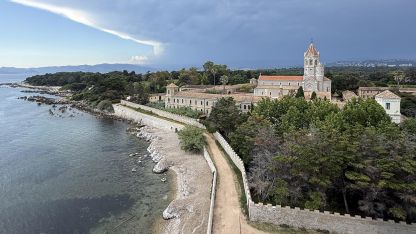 image:Image Ostrovní klášter mezi jachtami