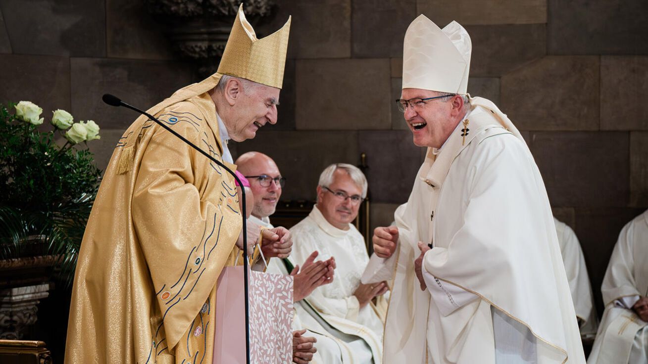 image:Image Mezi gratulanty čerstvému osmdesátníkovi byl i olomoucký arcibiskup Josef Nuzík (vpravo).
