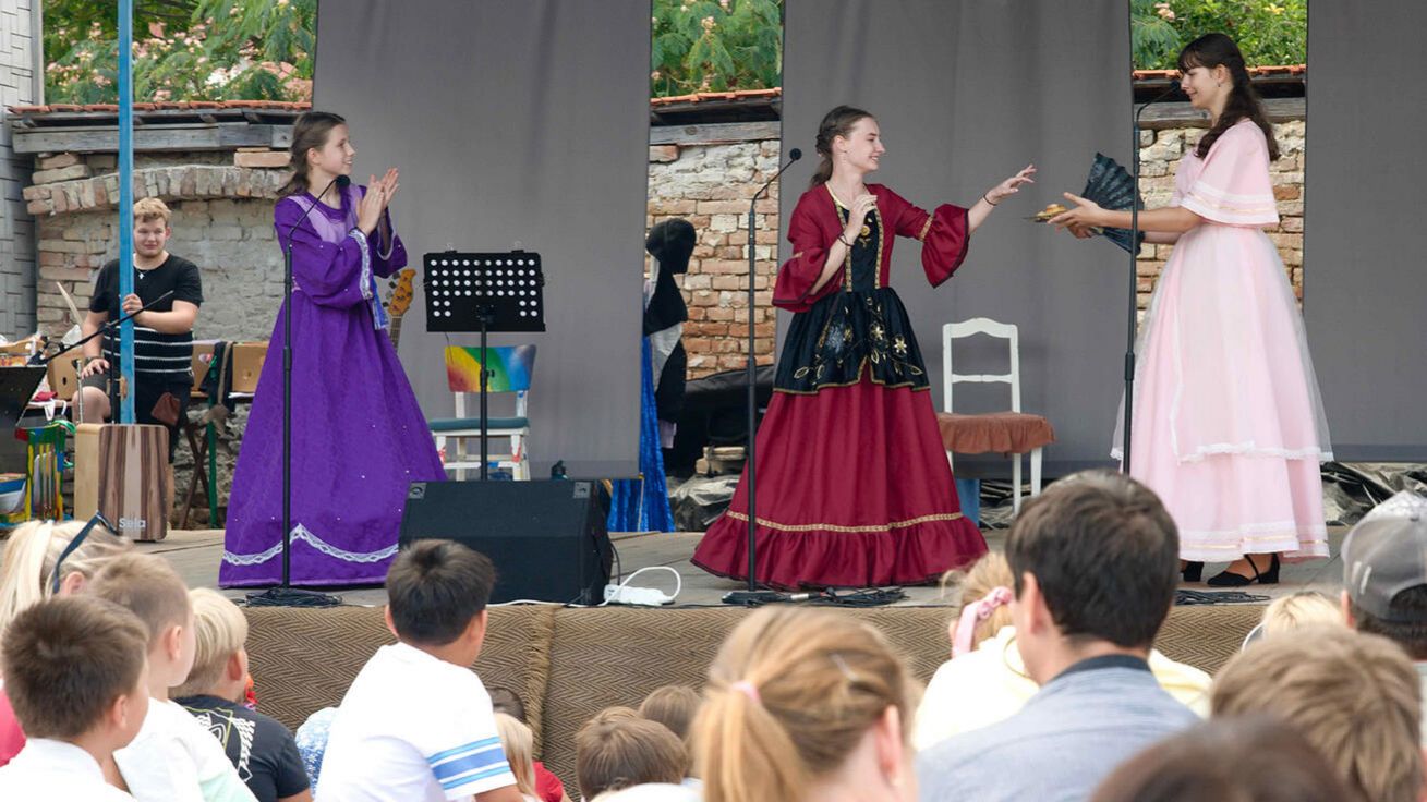 image:Image S velkým zájmem se každoročně setkává divadelní představení domácích ochotníků.