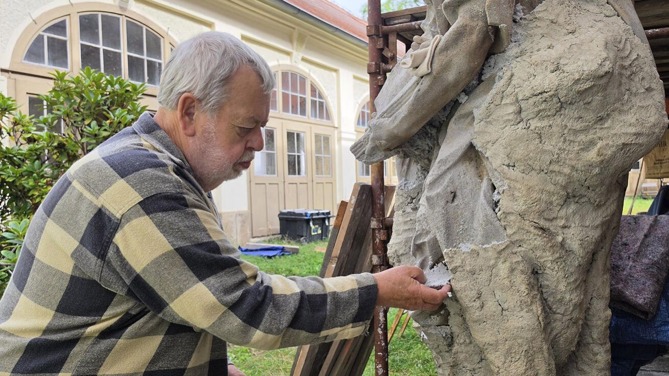 image:Image Restaurátor Martin Gočáltovský odstraňuje odsolovací vrstvu ze sochy na západní straně kaple. Takto už opravil na dvanáct soch rumburské Lorety.