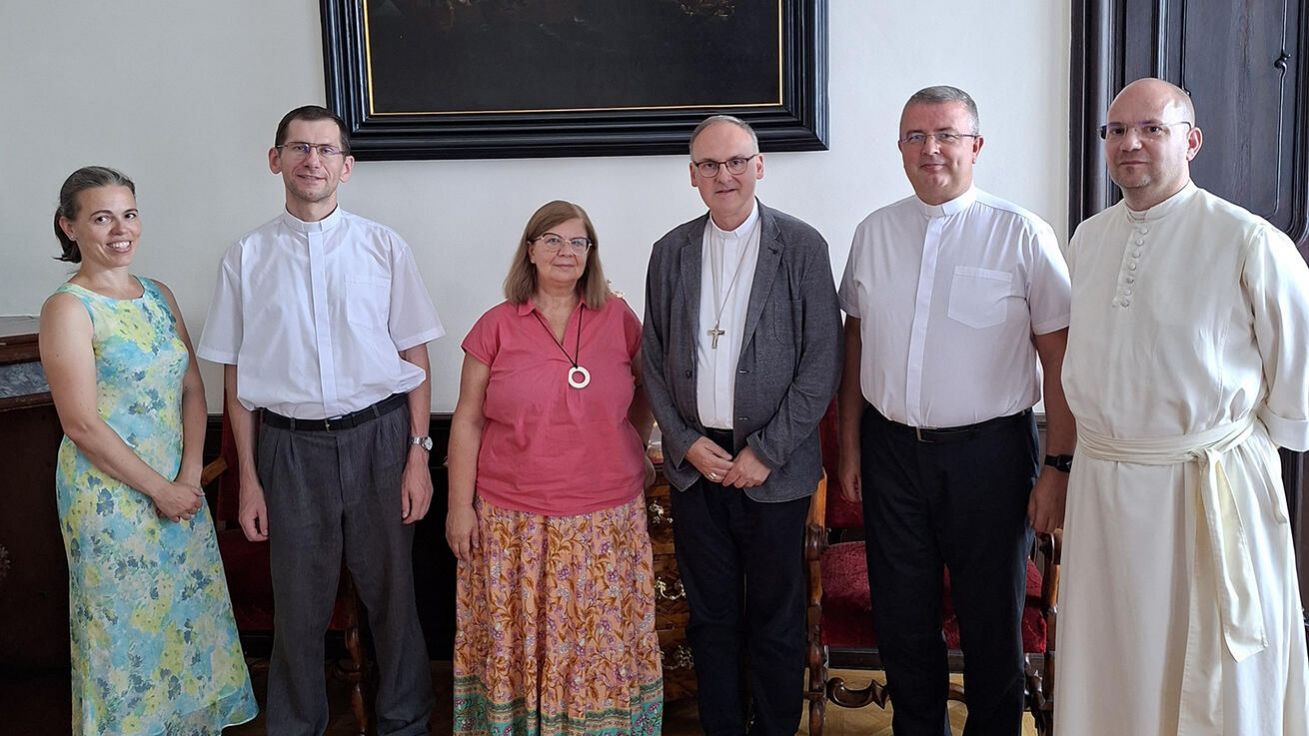 image:Image „Už dřív jsme si uvědomili, že je třeba udělat něco pro tento region,“ říká polská psycholožka Ewa Kusz (uprostřed) a členka Papežské komise pro ochranu nezletilých. Na snímku je s organizátory mezinárodní konference v Praze pod záštitou arcibiskupa Stanislava Přibyla.