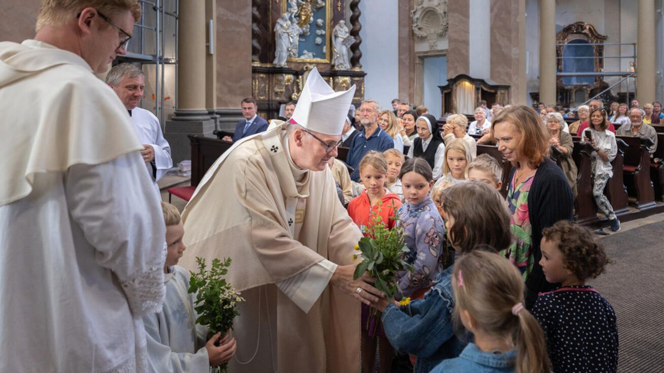 image:Image Arcibiskup Stanislav Přibyl dostal od nejmenších poutníků kytici z lučního a polního kvítí.
