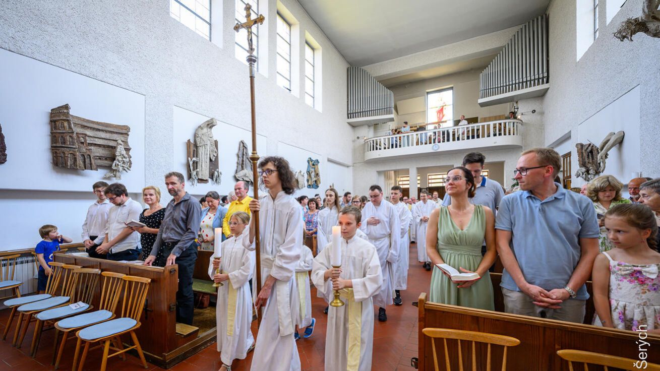 image:Image Novokněze, který vyrostl v naší farnosti, přišel podpořit velký zástup kněží.