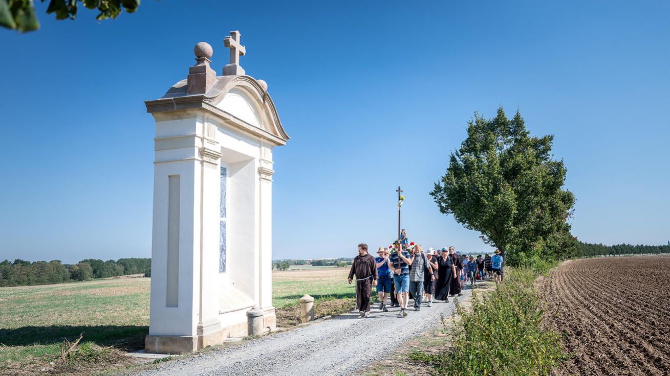 image:Image Na poutní cestě do Hájku u Prahy. V pondělí 5 . října tam zve arcibiskup Stanislav Přibyl na mimořádnou kající pouť všechny, kterým na srdci leží obnova vztahů a důvěry v arcidiecézi. Vychází se v 16.00 od kostela v Hostivici, mše sv. v Hájku bude od 18.00 hodin.