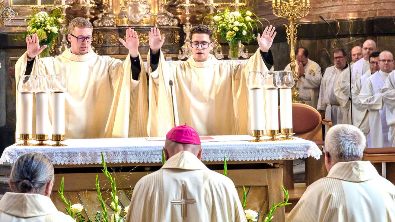 image:Image Novokněžské požehnání augustiniánů Jakuba Starého (vpravo) a Tomasze Machaje.