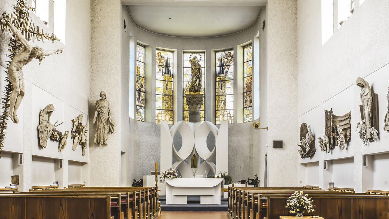 image:Image Současný interiér kostela P. Marie Královny míru s křížovou cestou Karla Stádníka.