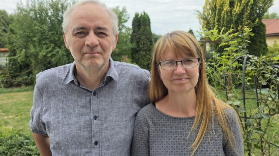 image:Image Blanka Valchářová s manželem Michalem Velíškem na zahradě svého ateliéru.