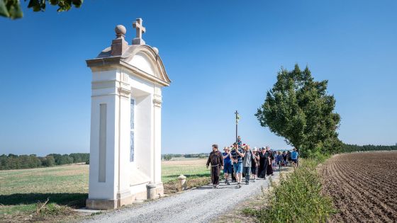 image:Image Na poutní cestě do Hájku u Prahy. V pondělí 5 . října tam zve arcibiskup Stanislav Přibyl na mimořádnou kající pouť všechny, kterým na srdci leží obnova vztahů a důvěry v arcidiecézi. Vychází se v 16.00 od kostela v Hostivici, mše sv. v Hájku bude od 18.00 hodin.