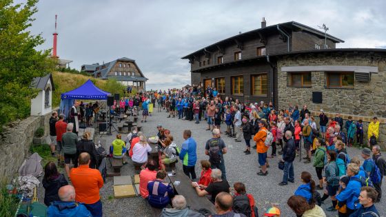 image:Image Na Lysé hoře přivítaly poutníky chvály jedné z kapel Miroslava Přikryla. Většina lidí se shromáždila kolem a poslouchala, někdo si povídal, další se pohupoval do rytmu, někdo i později zatančil s vlajkami.