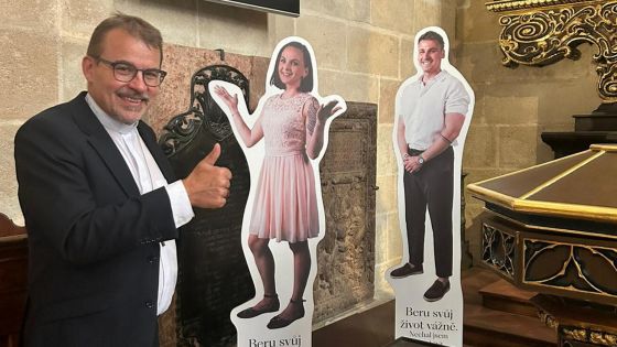 image:Image V katedrále vítají příchozí Nicol a Ondřej.