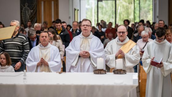 image:Image P. Josef Ptáček při loučení s farností v kostele Krista Spasitele na Barrandově.