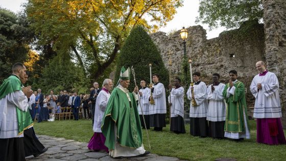 image:Image Bohoslužba v zahradách Castel Gandolfa zahájila Dobu stvoření.