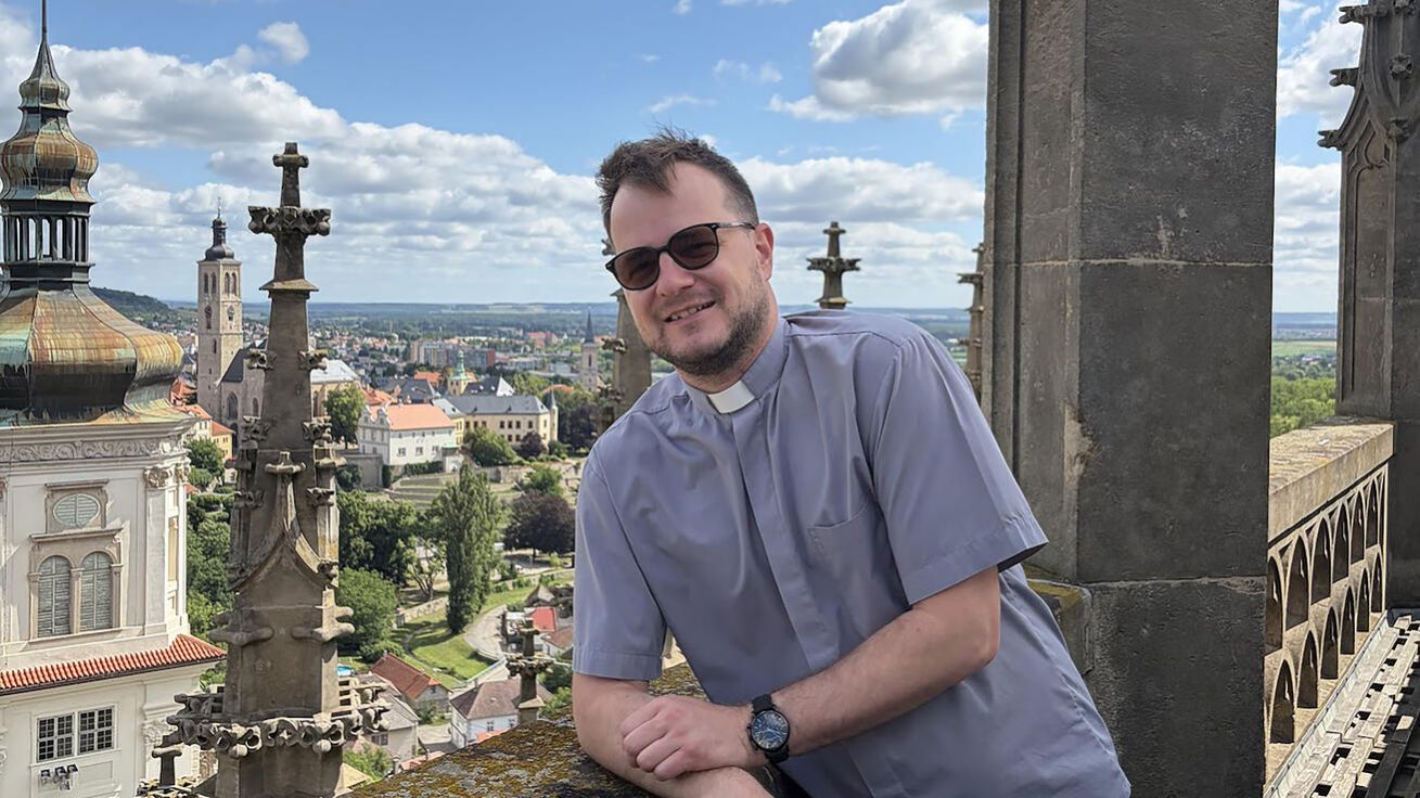image:Image Slovenský rodák a nyní kutnohorský vikář a spirituál na církevním gymnáziu při pohledu z ochozu střechy chrámu sv. Barbory.