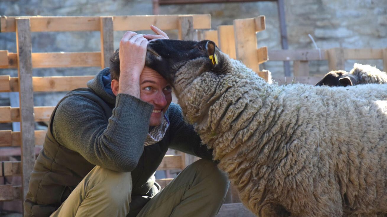image:Image Ekocentrum je místem ztišení, přesto plné života. Někdy až moc, třeba když se ovce pokouší Janovi „sežrat hlavu“.