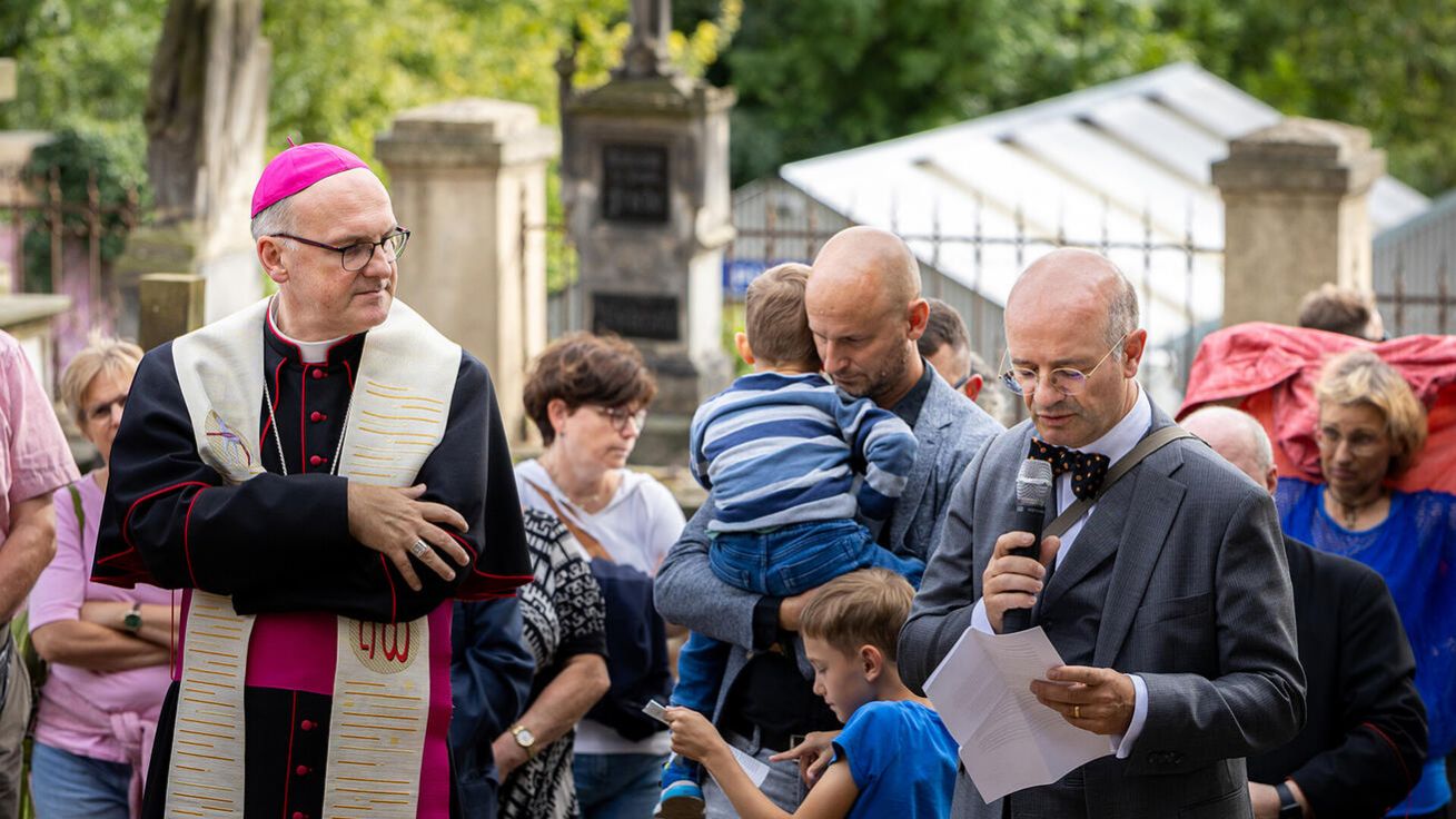 image:Image Zástupce německé ambasády Michael Fuchs (vpravo) na litoměřickém městském hřbitově poděkoval za možnost připojit se ke vzájemnému smíření.