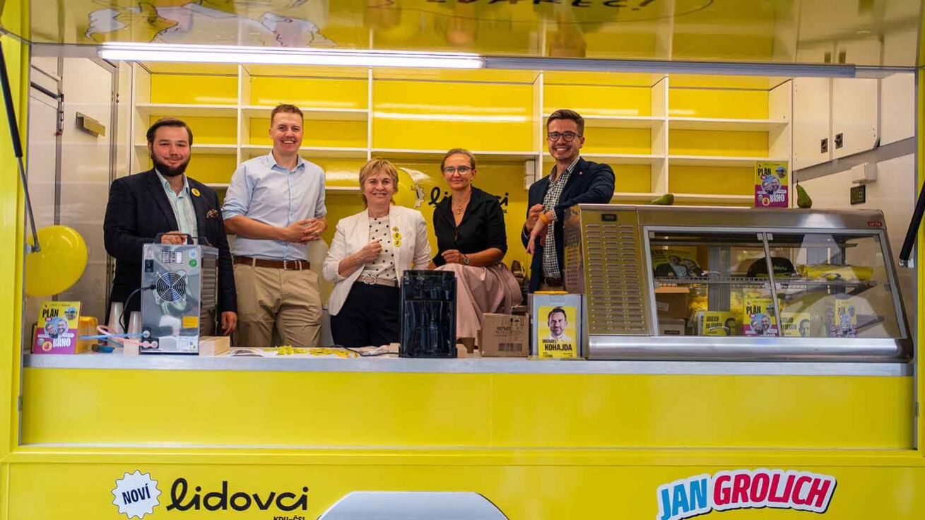 image:Image Zahájení kampaně. Ta je letos ve znamení cest za voliči volebním autem neboli Grolich károu.