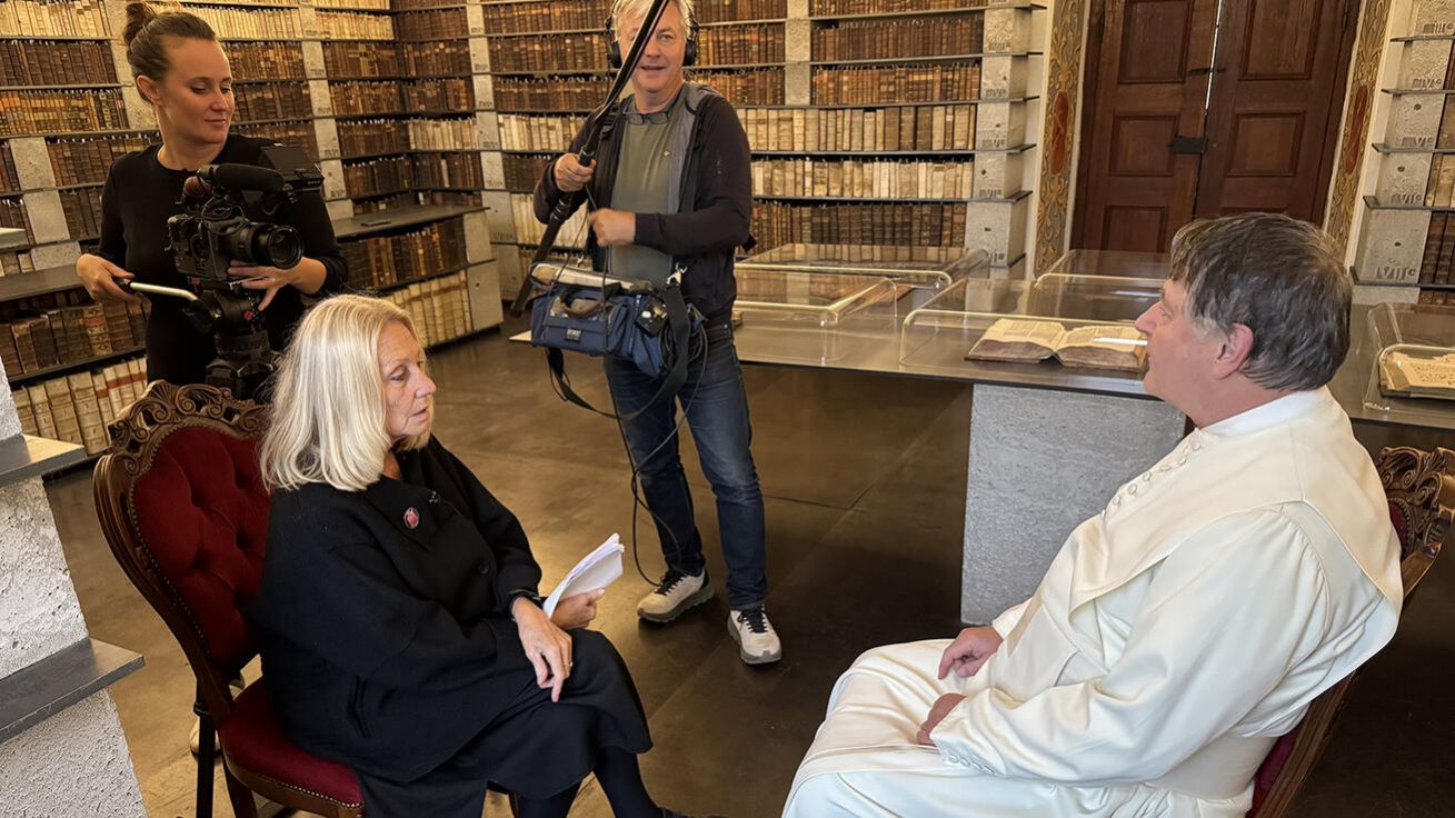 image:Image Dokumentaristka Olga Sommerová při natáčení u premonstrátů v Želivě. Za kamerou stojí její dcera Olga Malířová Špátová.
