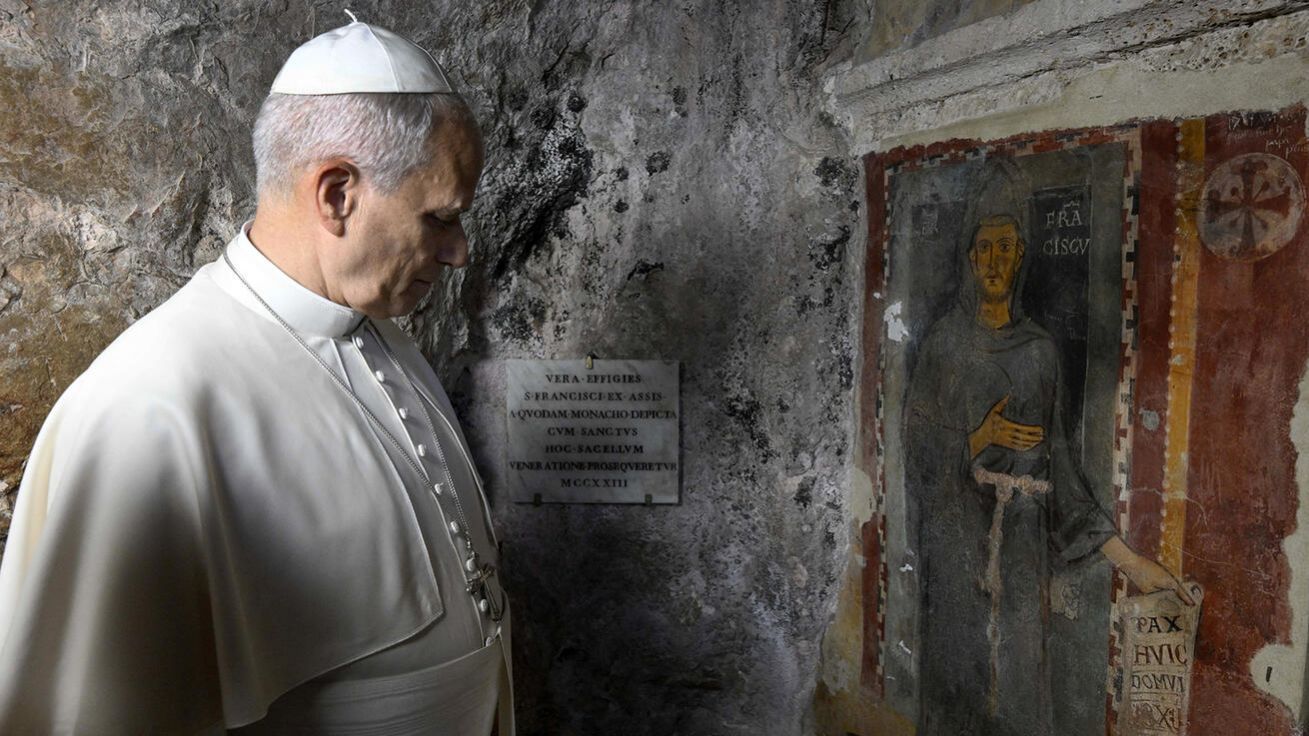 image:Image Během letní dovolené v Castel Gandolfu zavítal papež Lev XIV. také do přibližně 80 km vzdáleného Subiaca. V tamním klášterním komplexu sv. Benedikta se pomodlil ve Svaté jeskyni a zastavil se u vzácné fresky ze 13. století. Ta je považována za vůbec nejstarší dochované vyobrazení sv. Františka z Assisi, které vzniklo ještě za jeho života.