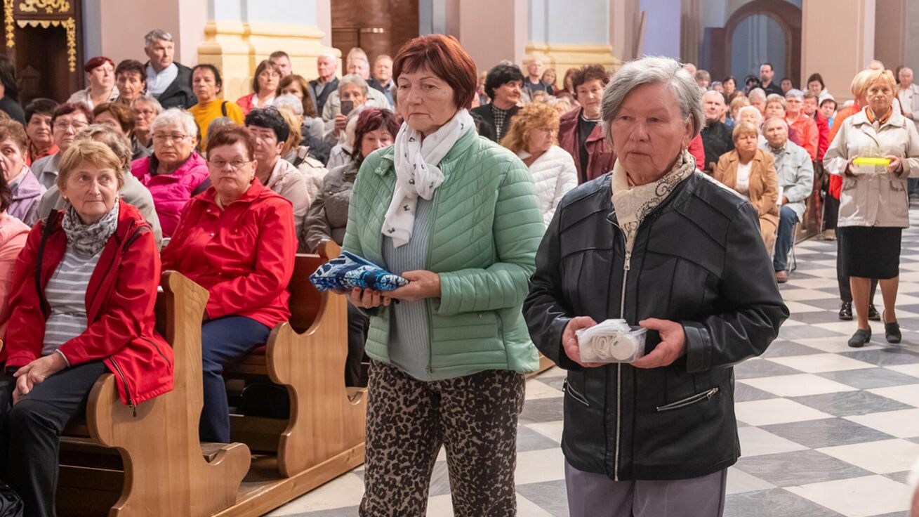 image:Image S obětními dary přinesli senioři k oltáři šátek a obvaz s díky za všechny, jimž mohli posloužit, a za ty, kteří se o ně starají.