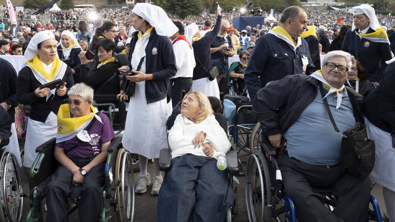 image:Image Papež na slavném francouzském poutním místě slavil mši svatou se 150 tisíci lidmi, setkal se s nemocnými a handicapovanými,
oběťmi zneužívání i karmelitkami a zúčastnil se tradičního světelného procesí.