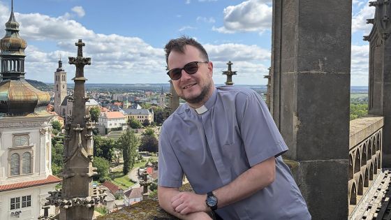 image:Image Slovenský rodák a nyní kutnohorský vikář a spirituál na církevním gymnáziu při pohledu z ochozu střechy chrámu sv. Barbory.