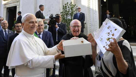 image:Image Augustiniáni uvítali papeže v Genezzanu speciálním dárkem. Dostal krabici, odkud po otevření vylétli pestrobarevní motýli.