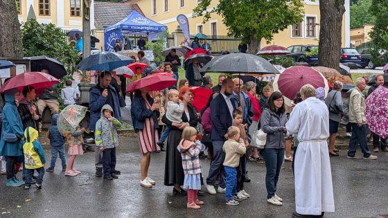 image:Image Poutníkům na Lomci počasí nevadilo.