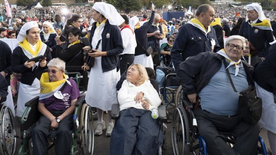 image:Image Papež na slavném francouzském poutním místě slavil mši svatou se 150 tisíci lidmi, setkal se s nemocnými a handicapovanými,
oběťmi zneužívání i karmelitkami a zúčastnil se tradičního světelného procesí.