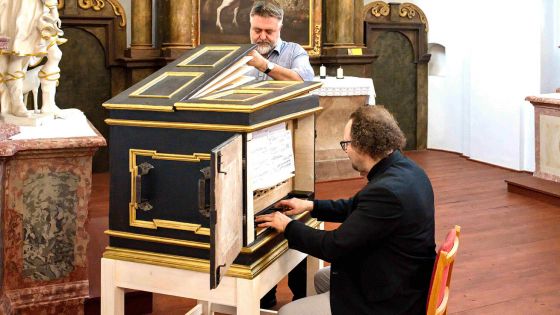 image:Image Zámeckou kaplí zněly zrestaurované historické varhanní pozitivy.
