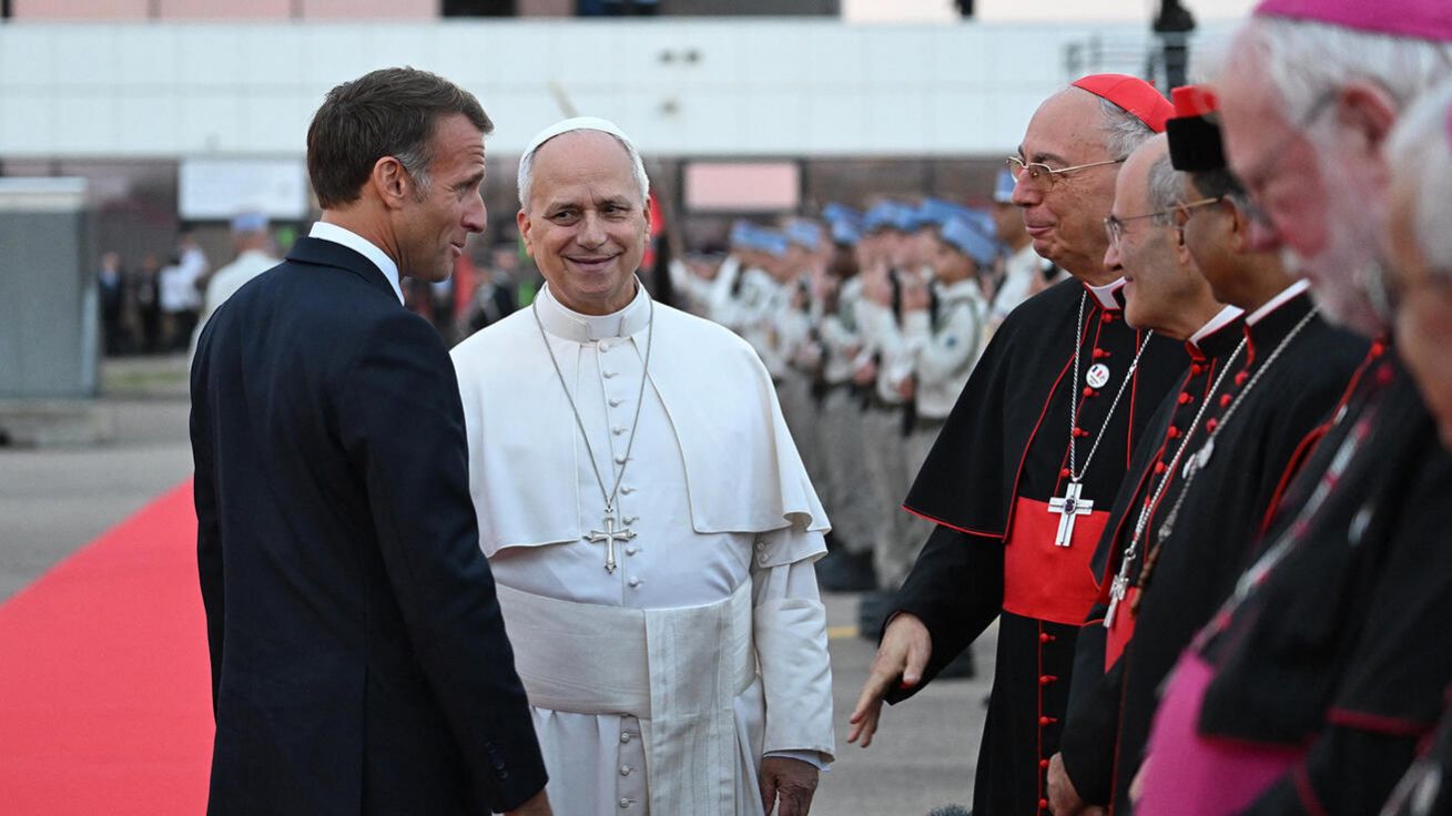 image:Image Francouzský prezident Emmanuel Macron a biskupové se loučí s papežem Lvem XIV. před jeho odletem do Vatikánu po čtyřdenní návštěvě Francie, kterou zakončil v Métách 28. září.