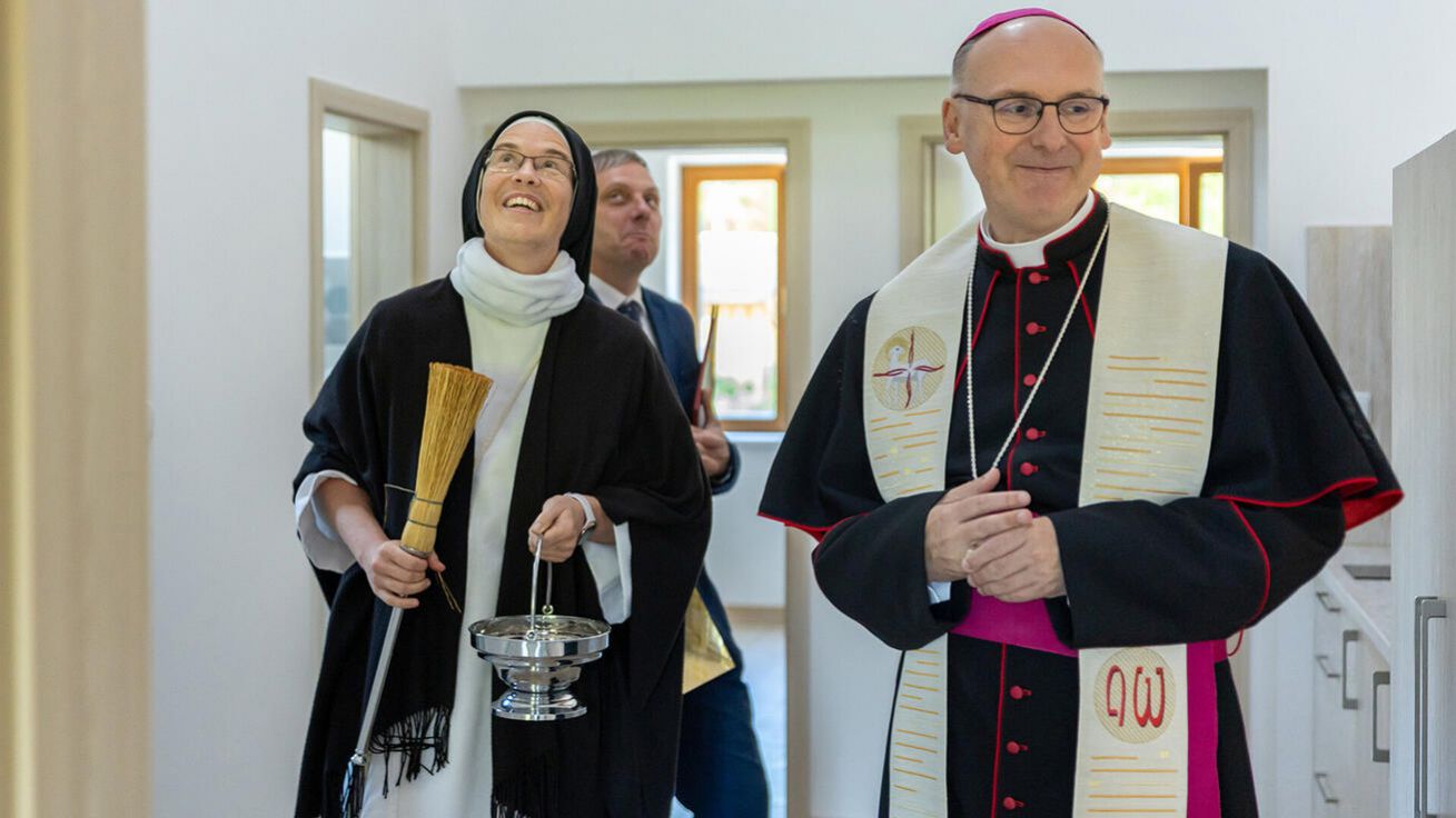 image:Image Generální představená České kongregace sester dominikánek Bernadeta Prášková s arcibiskupem Stanislavem Přibylem při požehnání nového kláštera sv. Josefa.