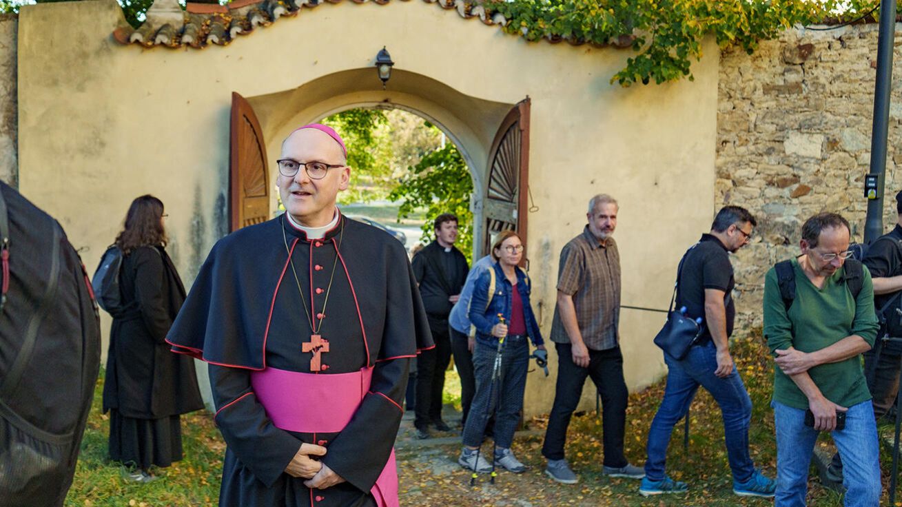 image:Image Začátek pouti u kostela sv. Jakuba v Hostivici .