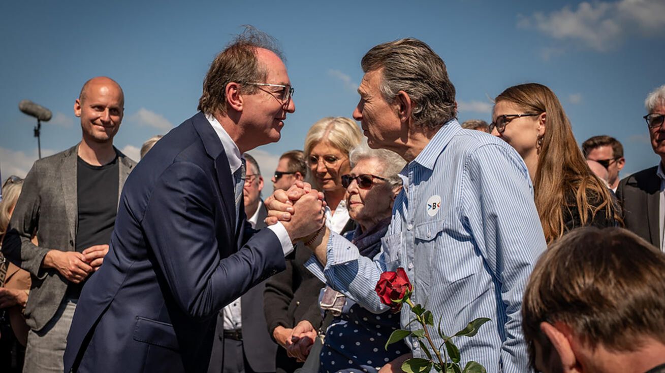 image:Image Nick Winton, syn sira Nicholase Wintona (vpravo), a německý spolkový ministr vnitra Alexander Dobrindt na Pouti smíření, která se konala v rámci festivalu Meeting Brno. Ten byl letos terčem mnoha nenávistných útoků kvůli účasti potomků sudetských Němců.