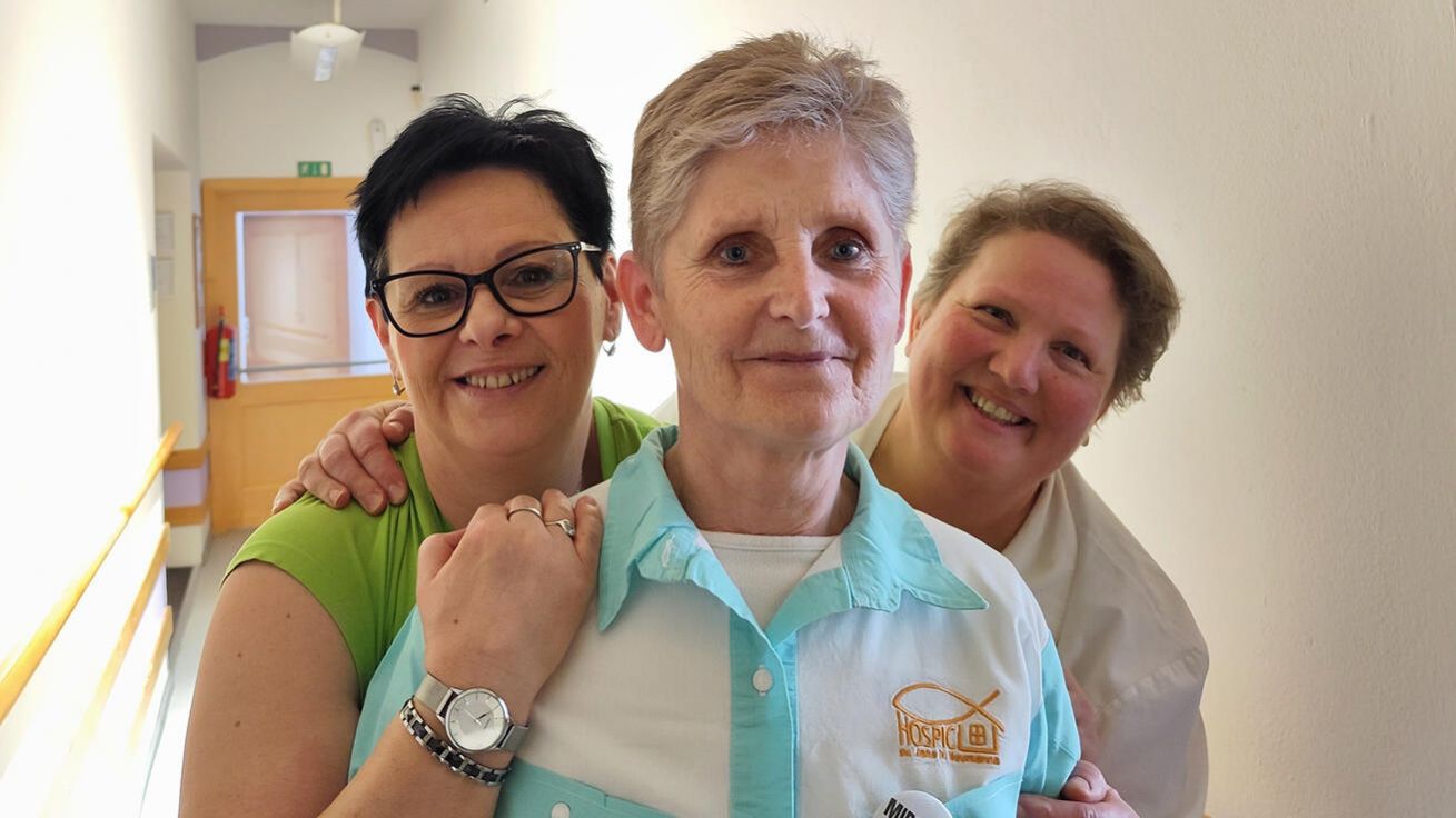 image:Image Krýt si vzájemně záda, pomáhat jeden druhému. I taková je realita českých a moravských hospiců.