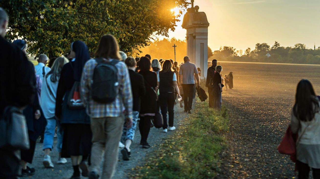 image:Image Průvod šel prastarou poutní cestou, kterou komunisti rozorali. Po revoluci se ji podařilo obnovit a během sezony slouží i turistům nebo cyklistům.