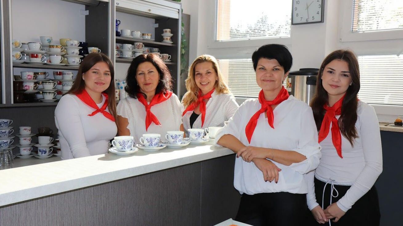 image:Image Z farníků v Dolním Němčí jsou najednou „kavárníci“ a obsluhovat se učí i děti.